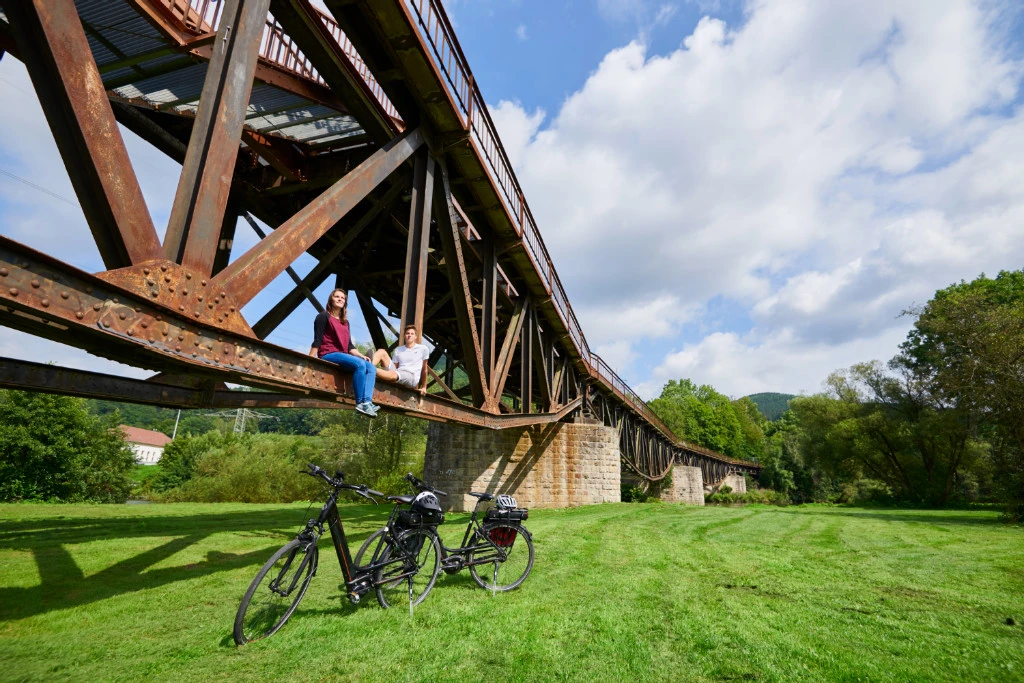 Radler-entspannen-auf-der-Fischbauchbrücke_Paul-Masukowitz